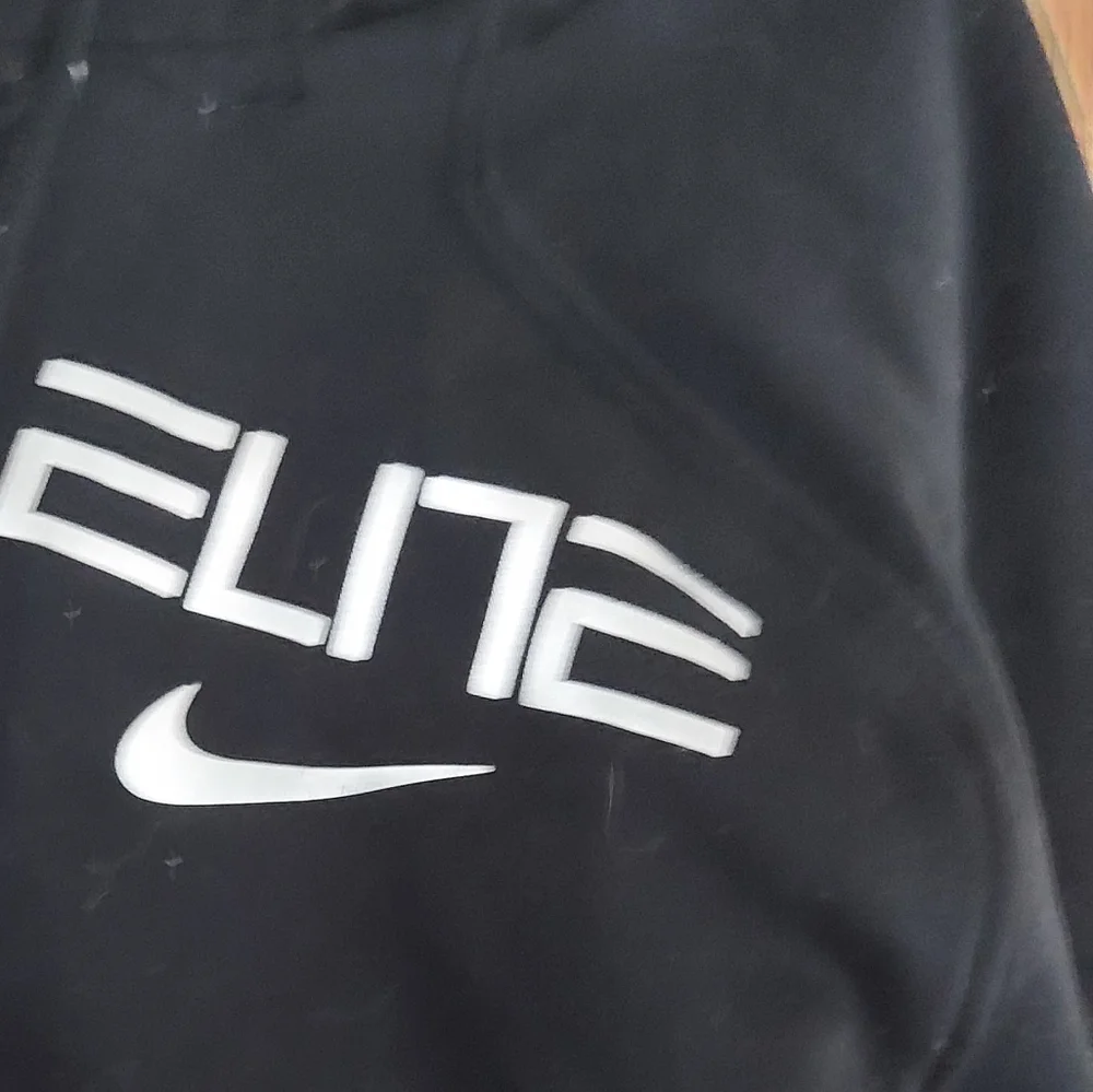 Big Boys Small. Nike Therma Elite Fit Hoodie. Black/Gray - Picture 2 of 8